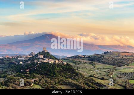 Blick über Castiglione d'Orcia im Abendlicht im Val d'Orcia in der Toskana, Italien, mit Monte Amiata im Hintergrund. Stockfoto