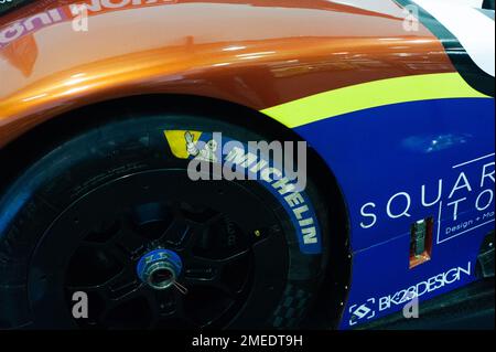 Das Michelin-Logo ist auf dem Rad eines Rennwagens während der MCM Car Show in Bogota, Kolumbien, der größten Autoshow lateinamerikas, am 20. Januar 2022 zu sehen. Foto von: Chepa Beltran/Long Visual Press Stockfoto