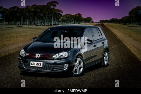 Volkswagen Golf GTI MKVI parkt in der Mitte der Straße im ländlichen Queensland, Australien Stockfoto