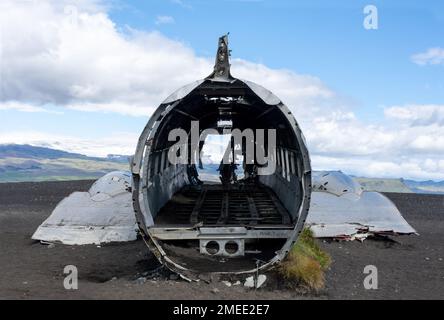 Solheimasandur, Island - 20. Juli 2022: Das verlassene DC-Flugzeugunglück am Strand Stockfoto