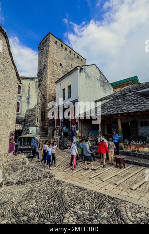 Mostar, Bosnien und Herzegowina - 12. Mai 2022: Altstadt im Stadtzentrum von Mostar mit bunten traditionellen Souvenirs und Wandertouristen Stockfoto