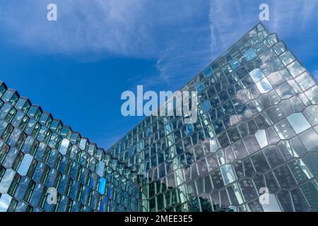 Reykjavik, Island - 29. Juli 2022 Glasfront des Konzerthauses Harpa Stockfoto