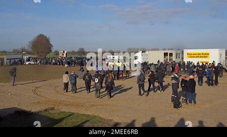 Aktivisten versammeln sich während der Klimaschutzproteste im expandierenden Kohlebergwerk Garzweiler II, Deutschland, Januar 2022 Stockfoto
