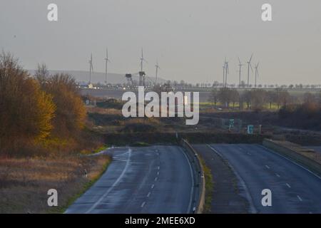Abgeschnittene Straße am Braunkohlebergwerk Garzweiler II, Deutschland. Straßen und Dörfer wurden für die Minenerweiterung entfernt, Ort der Klimaschutzproteste Stockfoto