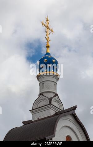 Eine kleine Kuppel einer orthodoxen Kirche mit goldenen Sternen. Stockfoto