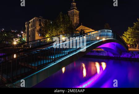 Ein malerischer Blick auf eine wunderschöne Brücke in der Stadt Krikvenica in Kroatien während der Nacht Stockfoto