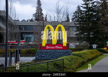 Ladenschild von McDonald's Canada. McDonald's Restaurants of Canada, Limited ist eine kanadische Restaurantkette im Besitz der US-Muttergesellschaft McDonald's Corporation Stockfoto