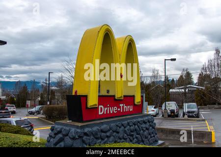 Ladenschild von McDonald's Canada. McDonald's Restaurants of Canada, Limited ist eine kanadische Restaurantkette im Besitz der US-Muttergesellschaft McDonald's Corporation Stockfoto