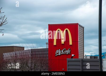Ladenschild von McDonald's Canada. McDonald's Restaurants of Canada, Limited ist eine kanadische Restaurantkette im Besitz der US-Muttergesellschaft McDonald's Corporation Stockfoto