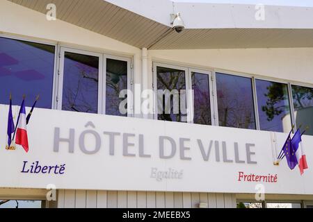 Bordeaux , Aquitaine France - 20 01 2023 : Hotel de ville französischer Text bedeutet Rathausfassade im Stadtzentrum mit französischer Flagge Stockfoto