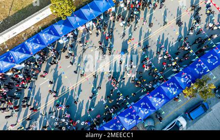 SUQIAN, CHINA - 24. JANUAR 2023 - Arbeitsuchende nehmen an der 2023 Employment and Entrepreneurship Fair in Suqian, Ostchina, Provinz Jiangsu, am 24. Januar Teil, Stockfoto