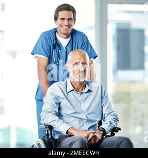 Versorgung von höchster Qualität. Porträt einer Krankenschwester, die einen älteren Patienten im Rollstuhl betreut. Stockfoto