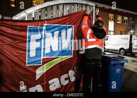 Almere, Niederlande. 24. Januar 2023. ALMERE - streikende Kommunalbeamte hängen. Müllsammler und Sonderermittlungsbeamte streiken zwei Tage lang. Die Aktivisten wollen einen besseren Tarifvertrag mit Arbeitsunterbrechungen und Streiks durchsetzen. ANP EVA PLEVIER netherlands Out - belgium Out Credit: ANP/Alamy Live News Stockfoto