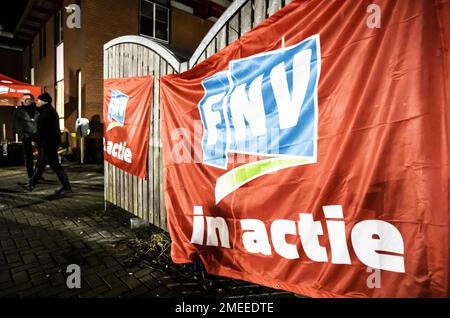 Almere, Niederlande. 24. Januar 2023. ALMERE - FNV-Flagge während der streikenden Gemeindeversammlung. Müllsammler und Sonderermittlungsbeamte streiken zwei Tage lang. Die Aktivisten wollen einen besseren Tarifvertrag mit Arbeitsunterbrechungen und Streiks durchsetzen. ANP EVA PLEVIER netherlands Out - belgium Out Credit: ANP/Alamy Live News Stockfoto