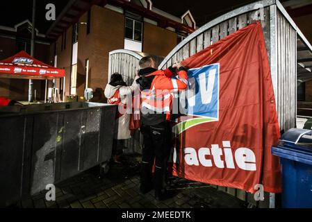 Almere, Niederlande. 24. Januar 2023. ALMERE - streikende Kommunalbeamte treffen sich. Müllsammler und Sonderermittlungsbeamte streiken zwei Tage lang. Die Aktivisten wollen einen besseren Tarifvertrag mit Arbeitsunterbrechungen und Streiks durchsetzen. ANP EVA PLEVIER netherlands Out - belgium Out Credit: ANP/Alamy Live News Stockfoto