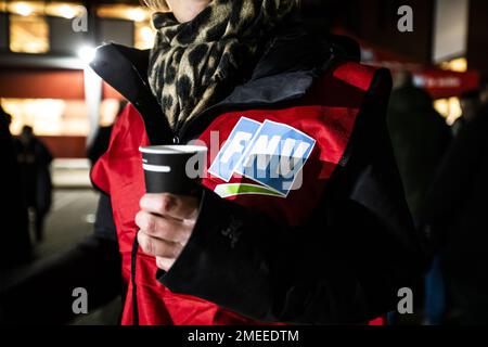 Almere, Niederlande. 24. Januar 2023. ALMERE - Kaffee und Logo von FNV während der streikenden Versammlung der Kommunalbeamten. Müllsammler und Sonderermittlungsbeamte streiken zwei Tage lang. Die Aktivisten wollen einen besseren Tarifvertrag mit Arbeitsunterbrechungen und Streiks durchsetzen. ANP EVA PLEVIER netherlands Out - belgium Out Credit: ANP/Alamy Live News Stockfoto