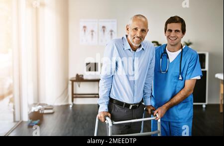 Er hat mich wieder auf die Beine gebracht. Porträt einer Krankenschwester, die einem älteren Patienten mit einem Geher hilft. Stockfoto