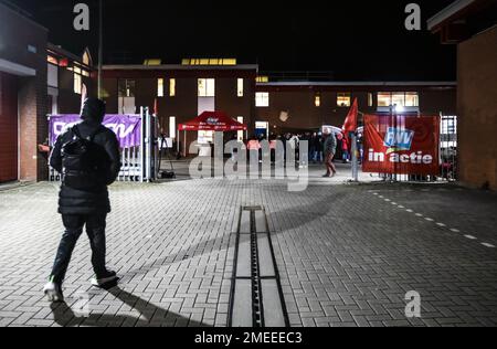 Almere, Niederlande. 24. Januar 2023. ALMERE - streikende Kommunalbeamte treffen sich. Müllsammler und Sonderermittlungsbeamte streiken zwei Tage lang. Die Aktivisten wollen einen besseren Tarifvertrag mit Arbeitsunterbrechungen und Streiks durchsetzen. ANP EVA PLEVIER netherlands Out - belgium Out Credit: ANP/Alamy Live News Stockfoto