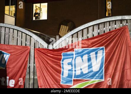 Almere, Niederlande. 24. Januar 2023. ALMERE - FNV-Flagge während der streikenden Gemeindeversammlung. Müllsammler und Sonderermittlungsbeamte streiken zwei Tage lang. Die Aktivisten wollen einen besseren Tarifvertrag mit Arbeitsunterbrechungen und Streiks durchsetzen. ANP EVA PLEVIER netherlands Out - belgium Out Credit: ANP/Alamy Live News Stockfoto