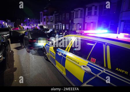 HINWEIS: Die Bilder wurden vom PA Picture Desk auf Anfrage der Metropolitan Police verpixelt. Polizeibeamte der Metropolitan Police suchen ein Auto in Willesden, Nordwest-London, im Rahmen der Operation Pandilla, einer kombinierten Operation, an der sieben Polizeikräfte zusammenarbeiten, um Drogenlieferungen und damit verbundene Kriminalität zu bekämpfen. Der dreitägige Betrieb nutzt die automatische Nummernorderkennung (ANPR) und andere Formen der Intelligenz, um ein Fahrzeug im Zusammenhang mit Gewalt und Drogendelikten zu erfassen. Foto: Donnerstag, 19. Januar 2023. Stockfoto