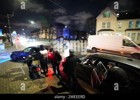 HINWEIS: Die Bilder wurden vom PA Picture Desk auf Anfrage der Metropolitan Police verpixelt. Offiziere der Metropolitan Police sprechen mit einem Mopedfahrer in Harlesden, London, im Rahmen der Operation Pandilla, einer kombinierten Operation, bei der sieben Polizeikräfte zusammenarbeiten, um Drogenlieferungen und die damit verbundene Kriminalität zu bekämpfen. Der dreitägige Betrieb nutzt die automatische Nummernorderkennung (ANPR) und andere Formen der Intelligenz, um ein Fahrzeug im Zusammenhang mit Gewalt und Drogendelikten zu erfassen. Foto: Donnerstag, 19. Januar 2023. Stockfoto