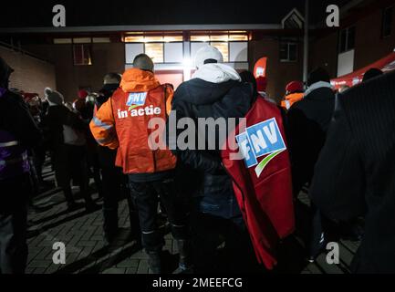 Almere, Niederlande. 24. Januar 2023. ALMERE - streikende Kommunalbeamte treffen sich. Müllsammler und Sonderermittlungsbeamte streiken zwei Tage lang. Die Aktivisten wollen einen besseren Tarifvertrag mit Arbeitsunterbrechungen und Streiks durchsetzen. ANP EVA PLEVIER netherlands Out - belgium Out Credit: ANP/Alamy Live News Stockfoto