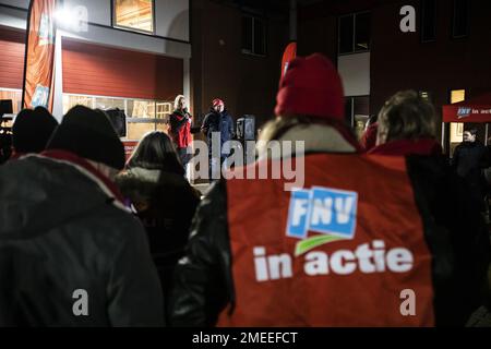 Almere, Niederlande. 24. Januar 2023. ALMERE - streikende Kommunalbeamte treffen sich. Müllsammler und Sonderermittlungsbeamte streiken zwei Tage lang. Die Aktivisten wollen einen besseren Tarifvertrag mit Arbeitsunterbrechungen und Streiks durchsetzen. ANP EVA PLEVIER netherlands Out - belgium Out Credit: ANP/Alamy Live News Stockfoto