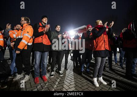 Almere, Niederlande. 24. Januar 2023. ALMERE - streikende Kommunalbeamte treffen sich. Müllsammler und Sonderermittlungsbeamte streiken zwei Tage lang. Die Aktivisten wollen einen besseren Tarifvertrag mit Arbeitsunterbrechungen und Streiks durchsetzen. ANP EVA PLEVIER netherlands Out - belgium Out Credit: ANP/Alamy Live News Stockfoto