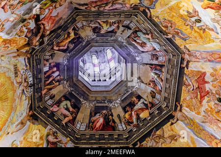 Florenz, Italien - 03. Juni 2022: Fresko des Jüngsten Gerichts in der Kuppel von Brunelleschi der Kathedrale oder der Kathedrale Santa Maria del Fiore Stockfoto