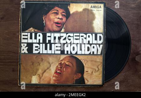 Lublin, Polen. 18. Januar 2023 Ella Fitzgerald und Billie Holiday Vinyl Albumcover auf dunklem Holztisch. Stockfoto