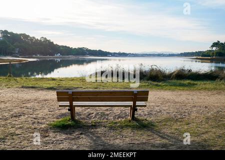 Holzbank am See hossegor in landes frankreich leer Stockfoto