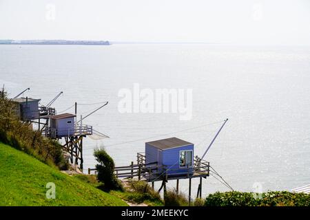 Holzfischerhütte Meschers-sur-Gironde mit großem Netz an der französischen atlantikküste Stockfoto