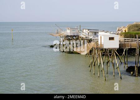 Typische Holzfischerhütten auf Holzpfählen im atlantik Meschers-sur-Gironde Frankreich Stockfoto