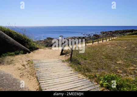 Hölzerner Pfad, Küstenzugang, Felsen, Strandeingang zum atlantischen Meer Stockfoto
