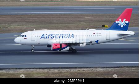 ISTANBUL, TURKIYE - 06. AUGUST 2022: Air Serbia Airbus A319-132 (2296) Landung zum Istanbul International Airport Stockfoto