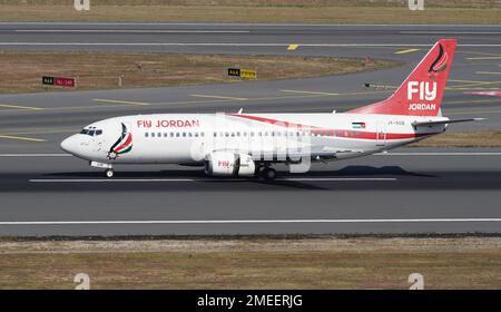 ISTANBUL, TURKIYE - 06. AUGUST 2022: Landung der FlyJordan Boeing 737-33V (29342) zum internationalen Flughafen Istanbul Stockfoto