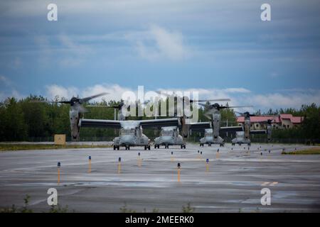 USA Marines mit Marine Medium Tiltrotor Squadron 161, Marine Aircraft Group 16, 3. Marine Aircraft Wing, Taxi eine Landebahn runter auf Joint Base Elmendorf-Richardson, Alaska, 16. August 2022. Die Lage Alaskas zwischen dem Indopazifik und der Arktis macht Alaska zu einem realistischen und relevanten Trainingsumfeld, das auf die Expeditionsfähigkeiten des Marine Corps abgestimmt ist. Stockfoto