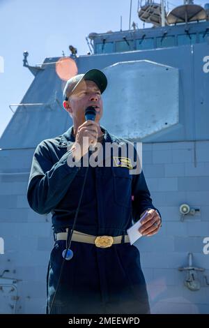 Philippine Sea (16. Aug. 2022) der kommandierende Offizier Kapitän Edward Angelinas spricht vor der Besatzung während eines Telefongesprächs mit allen Händen an Bord des Ticonderoga-Schiffs USS Chancellorsville (CG 62) in der Philippinen See am 16. Aug. 2022. Chancellorsville ist zur Unterstützung der Sicherheit und Stabilität im Indo-Pazifik-Raum in die US-7.-Flotte entsandt und wird dem Befehlshaber der Task Force 70 zugewiesen, einer kampfbereiten Truppe, die die kollektiven maritimen Interessen ihrer Verbündeten und Partner in der Region schützt und verteidigt. Stockfoto