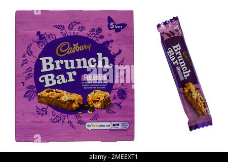 Schachtel Cadbury Brunch Bar Raisin mit einer Bar entfernt, isoliert auf weißem Hintergrund Stockfoto