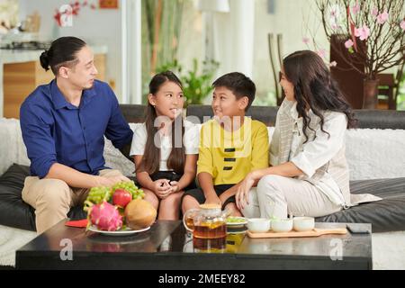 Eltern und Kinder feiern das chinesische Neujahr zu Hause Stockfoto