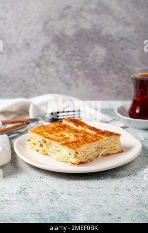 Türkisches Su Boregi oder Tabla borek mit Käse. Türkischer Patty auf Steinhintergrund. Schließen Stockfoto