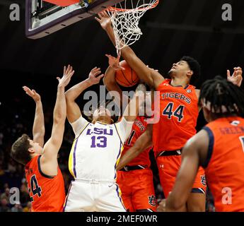 Baton Rouge, USA. 18. Januar 2023. Die LSU Forward Jalen Reed (13) wird am Mittwoch, den 18. Januar 2022, im Pete Maravich Assembly Center in Baton Rouge, Louisiana, von einem Trio von Auburn-Verteidigern hart getroffen. (Foto: Peter G. Forest/Sipa USA) Kredit: SIPA USA/Alamy Live News Stockfoto