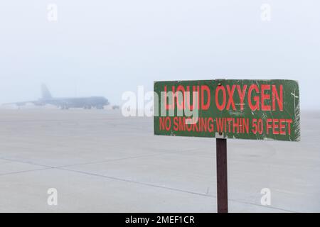 Eine B-52H Stratofortress parkt im Nebel auf der Fluglinie auf der Minot Air Force Base, North Dakota, 16. August 2022. Der B-52 Bomber ist seit Februar 1955 im Einsatz. Luftwaffe, B-52, B-52H Stratofortress, Minot, Fluglinie, Minotafb, Stockfoto
