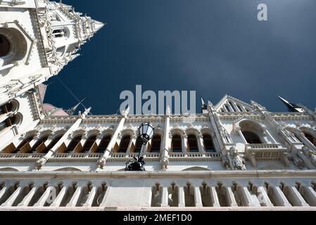 Ungarisches Parlamentsgebäude, niedriger Blickwinkel Stockfoto