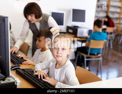 Eine junge Frau, die im Computerunterricht studiert Stockfoto