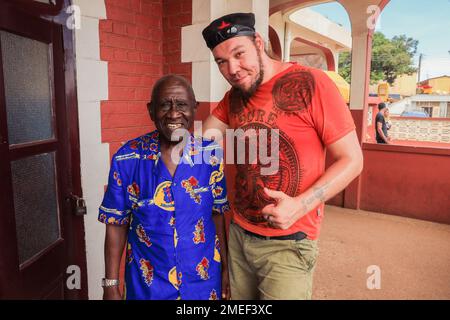 Weißer Mann Tourist in Ghana, Afrika Stockfoto