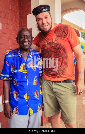 Weißer Mann Tourist in Ghana, Afrika Stockfoto