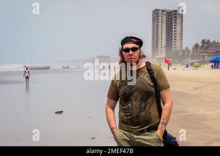 Weißer Mann Tourist in Ghana, Afrika Stockfoto