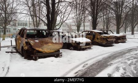 Verbrannte Autos auf der Straße. Das Auto nach dem Feuer. Ein ausgebranntes Auto auf dem Parkplatz. Verbranntes und rostiges Fahrzeug in der Stadt Stockfoto