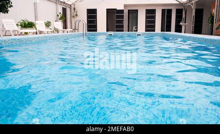 Ein kleiner Pool zum Schwimmen im Haus ohne Leute. Das Konzept von Ruhe, Urlaub, Entspannung, Sauna Stockfoto